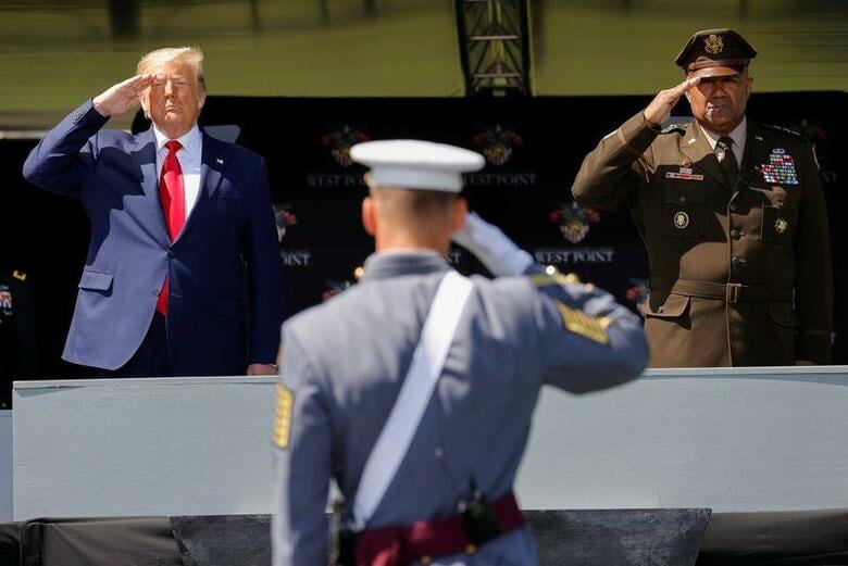 ドイツからの撤兵問題で批判を受けているトランプ米大統領は１３日、当地の陸軍士官学校の卒業式で演説し、米軍の仕事は「米国の存亡がかかった国益」を守ることであり、「終わりのない戦争」を戦うことではないと指摘した。写真はニューヨークで１３日撮影（２０２０年　ロイター／MIKE SEGAR）