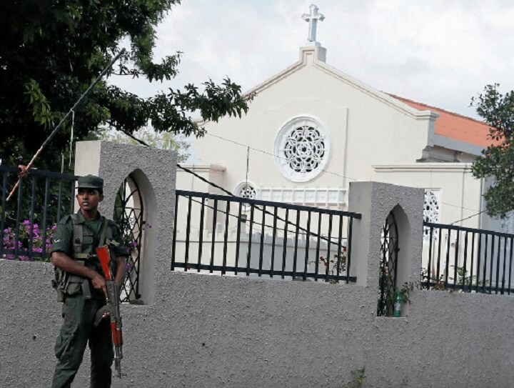 5月13日、スリランカ政府は、フェイスブックやワッツアップなどのSNS（交流サイト）やメッセージングアプリを一時的に禁止することを明らかにした。写真はコロンボで12日撮影（2019年　ロイター／Dinuka Liyanawatte）