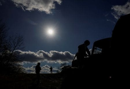 ウクライナは９日、ロシア軍による有毒化学物質を装填（そうてん）した弾薬の使用が急増していると非難した。ウクライナで２０２３年１１月撮影（２０２４年　ロイター/Gleb Garanich）