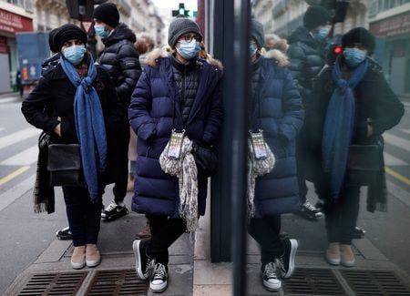 フランスで確認された新型コロナウイルス新規感染者数は９万１０００人を超え、過去最多となった。写真はパリで検査の列に並ぶ人々（２０２１年　ロイター/Christian Hartmann）