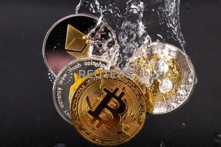 FILE PHOTO: Souvenir tokens representing cryptocurrency networks Bitcoin, Ethereum, Dogecoin and Ripple plunge into water in this illustration taken May 17, 2022. REUTERS/Dado Ruvic/Illustration/File Photo