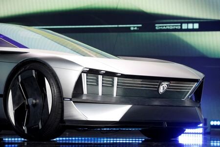 　米欧系自動車メーカーのステランティスが３日発表した第１・四半期決算は、半導体の供給改善や価格引き上げを背景に売上高が１４％増加した。ただ足元の在庫増加を踏まえ、通期の見通しは据え置いた。米ラスベガスのＣＥＳ２０２３で撮影（２０２３年　ロイター／Steve Marcus）