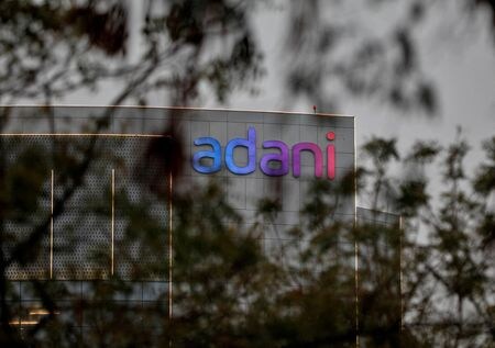 　１月３０日、インドの財閥アダニ・グループは、空売りで知られる投資会社ヒンデンブルグ・リサーチのリポートに対する詳細な反論書を公表し、インドの法令を順守してきたなどと強調した。２７日、アーメダバードで撮影（２０２３年　ロイター/Amit Dave）