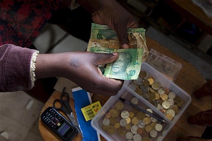 投資家が売りの標的とする新興国通貨の一番手に、トルコリラやアルゼンチンペソを差し置いて、南アフリカランドが躍り出てきた。写真はダーバンで、2016年1月撮影（2019年　ロイター/Rogan Ward）
