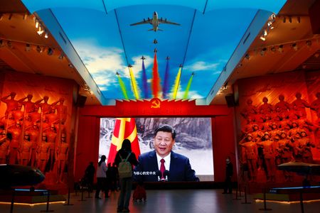 　１０月２７日、  中国共産党トップの総書記に再任された習近平氏の下で陣容を新たにした軍の最高指導機関のメンバーは、いずれも習氏への忠誠心が選ばれた第一の理由かもしれない。写真は中国の人民革命軍博物館のモニターに映し出された習氏。８日撮影（２０２２年　ロイター/Florence Lo）