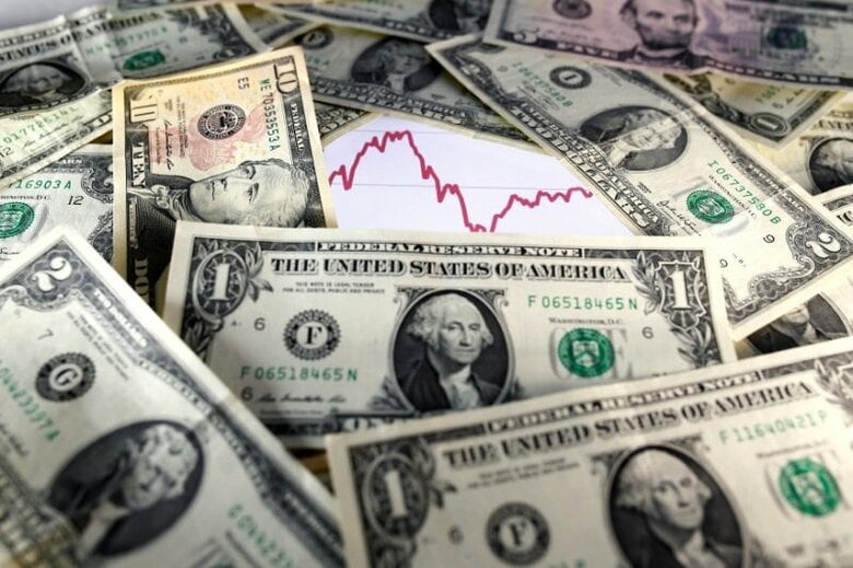 写真は株価チャートと米ドル紙幣。２０１６年１１月撮影。REUTERS/Dado Ruvic