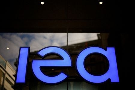 　９月１２日、国際エネルギー機関（ＩＥＡ）は、「グローバル水素レビュー」を公表し、プロジェクトが相次ぐ中止やコストの圧迫、政策の不確実性に見舞われる中、２０３０年の低排出水素生産予測を約２５％引き下げた。写真はＩＥＡのロゴ。２０２３年１２月、パリで撮影（２０２５年　ロイター／Sarah Meyssonnier）