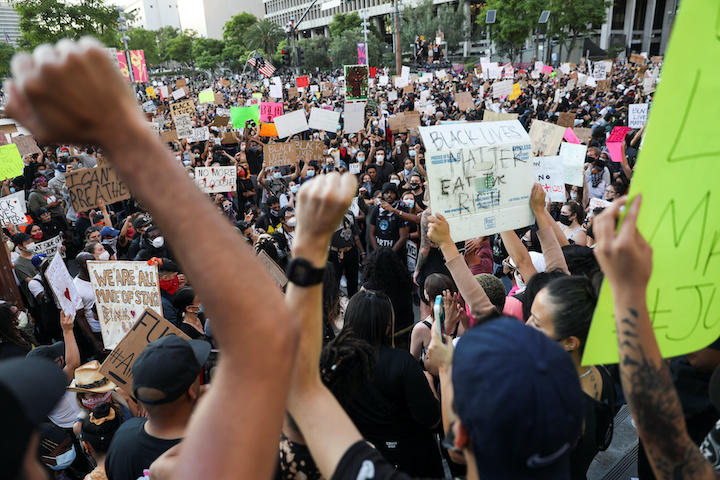 白人警官に押さえつけられ黒人男性が死亡したことに対する抗議は続く（6月3日、ロサンゼルス）　Patrick T. Fallon-REUTERS