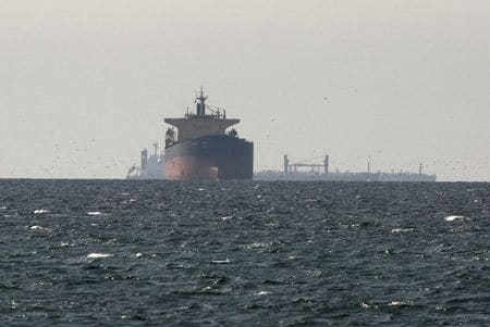 写真はホルムズ海峡近くの湾岸地域を航行するタンカー。3月11日、アラブ首長国連邦（ＵＡＥ）とオマーンの国境付近から撮影。REUTERS