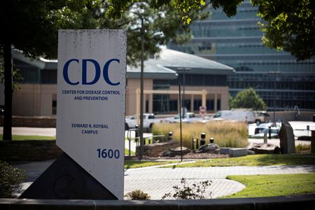 　１０月６日、米疾病対策センター（ＣＤＣ）の所長代行を務めるジム・オニール厚生副長官は、麻疹（はしか）・おたふくかぜ・風疹の３種（ＭＭＲ）混合ワクチンを分離するよう求めたが、ワクチンメーカーの米製薬大手メルクは、分割して接種することの有効性を示す科学的証拠がないとして即座に反論した。アトランタのCDC本部で８月撮影（２０２５年　ロイター/Alyssa Pointer）