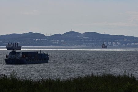 ロシアのノバク副首相は１日、１０月の同国の石油生産（ガスコンデンセート除く）は日量９９０万バレルだったと明らかにした。資料写真、ナホトカ湾で８月撮影（２０２２年　ロイター／Tatiana Meel）