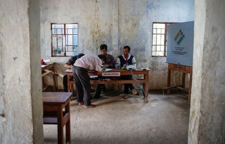 　インドで１９日、下院総選挙の１回目の投票が始まった。投票は６月１日まで州や地域ごとに７回に分けて行われ、６月４日に開票作業を行う。モディ首相率いる与党インド人民党（ＢＪＰ）が容易に過半数議席を確保して政権は異例の３期目に入るとの見方が強い。写真はインド北東部メガラヤ州の投票所で撮影（２０２４年　ロイター/Adnan Abidi）