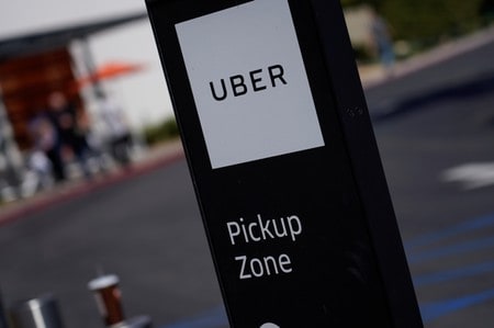 米配車大手ウーバー・テクノロジーズとリフトは１６日に予定されていた下院運輸・インフラ委員会の公聴会への出席を拒否した。カリフォルニア州サンディエゴで９月撮影（２０１９年　ロイター/MIKE BLAKE）