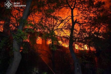 　５月１日午前、ウクライナ南部の港湾都市オデーサがロシアのドローン（無人機）攻撃を受け、２人が死亡、１５人が負傷した。写真は、攻撃を受けた現場。同日、オデーサで撮影。ウクライナ国家非常事態局報道部提供（２０２５年　ロイター）