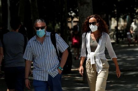 スペイン北東部カタルーニャ州のトラ首相は８日、州全土の公共の場でのマスク着用を義務付けた。バルセロナで撮影（２０２０年　ロイター/ALBERT GEA）