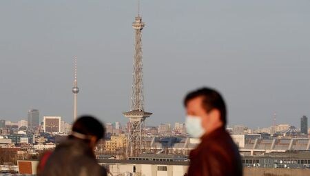 ドイツの主要シンクタンクは８日、第２・四半期の国内経済が９．８％縮小し、データをさかのぼれる１９７０年以降で最大のマイナス幅となる公算が大きいとの報告書を公表した。写真は４月７日、ベルリンで撮影（２０２０年　ロイター/Fabrizio Bensch）