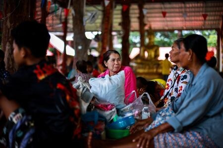 　トランプ米大統領は２６日、カンボジアとタイの首脳が直ちに会談し、早急に停戦を実現することで合意したと発表した。写真はタイのシーサケートで避難所に身を寄せる人々（２０２５年　ロイター/Athit Perawongmetha）