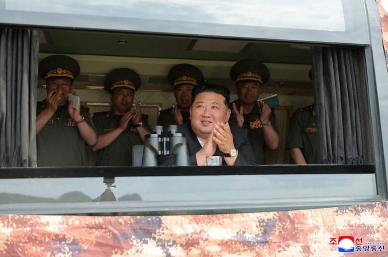主要兵器の試験を監督する金正恩朝鮮労働党総書記。6月25日に朝鮮中央通信（KCNA）が公開。REUTERS