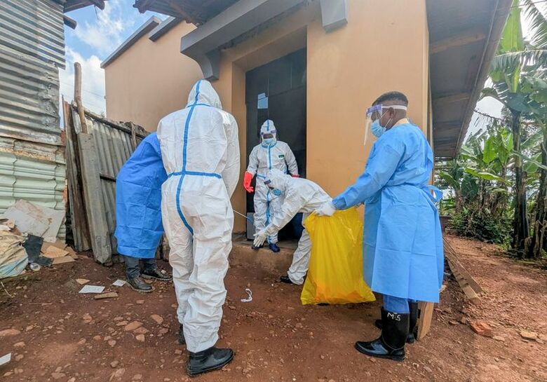 エボラ出血熱で死亡した疑いのある１歳児の遺体を扱った後、消毒する埋葬サービスのメンバー。9月13日、コンゴ民主共和国・北キブ州ブテンボで撮影。REUTERS/Gradel Muyisa Mumbere