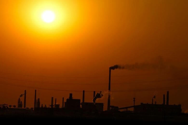 写真は中国河北省邯鄲市の工場地帯。4月7日撮影。REUTERS/Tingshu Wang