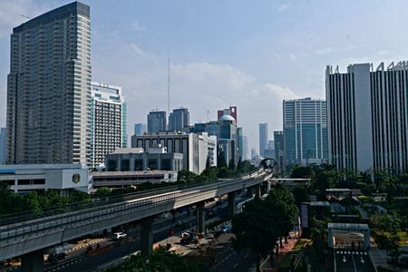 　８月２１日、インドネシア中央銀行が発表した第２・四半期の経常収支は３０億ドルの赤字で、国内総生産（ＧＤＰ）比０.８％だった。写真は２０２１年８月、ジャカルタで撮影（２０２５年　ロイター／Ajeng Dinar Ulfiana）