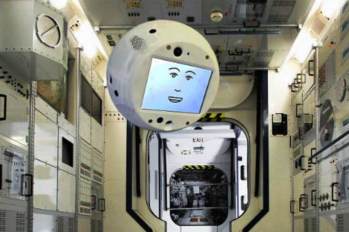 微重力環境で空中に浮かんだ状態で、移動や回転し、英語で会話する　Photo: NASA Kennedy