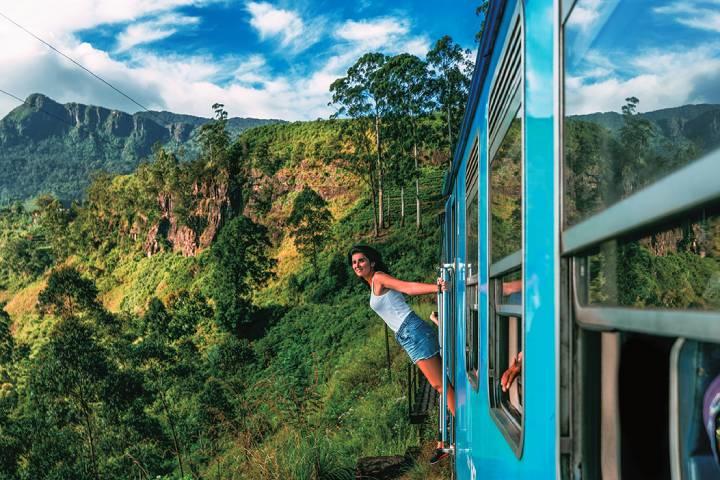 列車の旅は地元住民と言葉を交わすチャンスてでもある　MIKHAIL SOTNIKOV/ISTOCKPHOTO