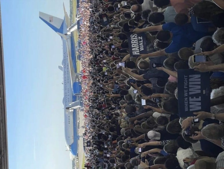激戦州ミシガン州デトロイトの空港に副大統領専用機で降り立ったハリス（8月7Kamala Harris Campaign Staff/Kamala Harris Campaign