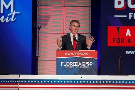 米ノースダコタ州のダグ・バーガム知事（６７）は４日、２０２４年大統領選の共和党候補指名争いから撤退すると表明した。１１月撮影（２０２３年　ロイター/Octavio Jones）