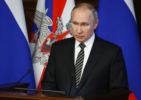 ２月２５日、ロシアのプーチン大統領はテレビ演説で、ウクライナ軍に同国の権力を掌握するよう呼び掛けた。写真は２０２１年１２月、モスクワで会議に出席するプーチン氏（２０２２年　ロイター／Mikhail Tereshchenko）