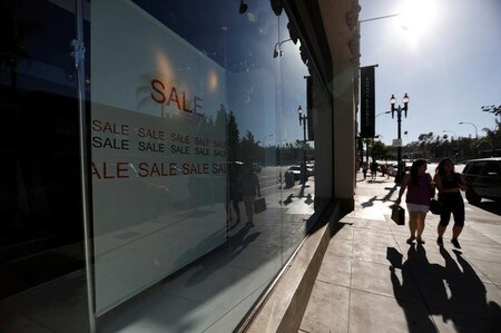 　１２月１３日、１１月米消費者物価指数は０．４％上昇した。写真はカリフォルニア州の商店街で６月撮影（２０１７年　ロイター／Mario Anzuoni）