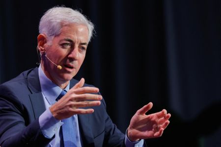 2025年5月6日、米国カリフォルニア州ビバリーヒルズで講演するビル・アックマン氏。REUTERS/Mike Blake