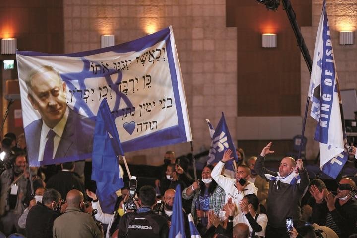 熱烈な支持者もいるネタニヤフだが批判派も多い（3月24日）　RONEN ZVULUNーREUTERS