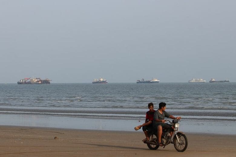 10月13日、イランのバンダルアッバスからホルムズ海峡を撮影。Razieh Poudat/ISNA/via WANA (West Asia News Agency) via REUTERS