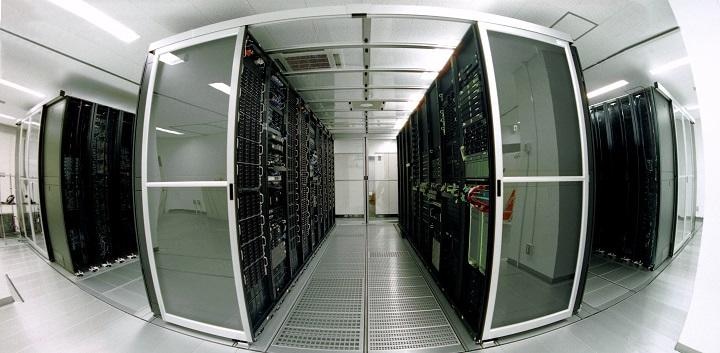 AIの中核となる深層学習（ディープラーニング）を高並列で高速に実行できるコンピューター　©NICT