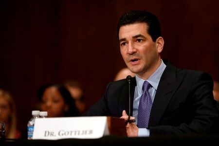 　米食品医薬品局（ＦＤＡ）元長官のスコット・ゴットリーブ氏は１０月４日、この夏の新型コロナウイルスのデルタ株拡大が、米国における最後の大規模感染になる可能性が高いと述べた。２０１７年４月、ワシントンで撮影（２０２１年　ロイター/Aaron P. Bernstein）