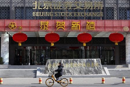 国際金融協会（ＩＩＦ）が９日発表した５月の新興国証券に対する外国人投資家の資金フローは、１９２億ドルの買い越しだった。写真は北京証取の建物。２０２４年２月撮影（２０２５年　ロイター/Florence Lo)）