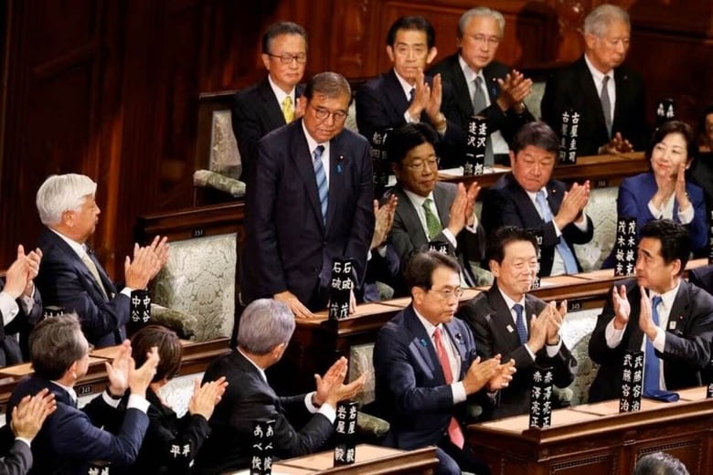 １１月１１日午後、衆議院は本会議で首相指名選挙を行い、第１０３代首相に自民党の石破茂総裁を選出した。写真中央は立ち上がって拍手を受ける石破氏。都内で同日撮影（２０２４年　ロイター/Kim Kyung-Hoon）