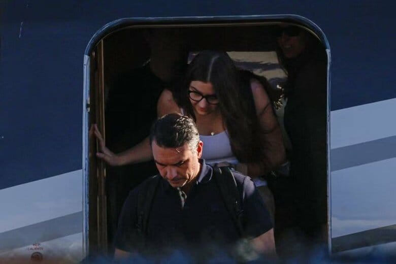 写真は飛行機から降りるブラジルのフラビオ・ボルソナロ上院議員。10月28日、米フロリダ州マイアミ近郊のオパロッカ・エグゼクティブ空港で撮影。REUTERS/Eva Marie Uzcategui