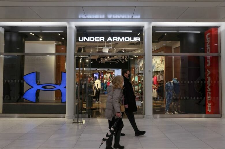 ニューヨーク市マンハッタンにあるアンダーアーマーの店舗。2022年2月7日撮影　 REUTERS/Andrew Kelly