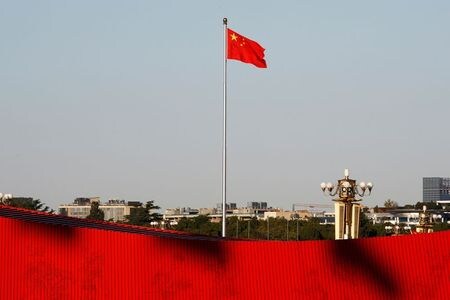 　シンガポールのシンクタンクが公表した調査によると、東南アジア諸国では、中国の政治・経済的影響力が増大していることへの警戒感が広がっている。写真は中国の国旗。北京の天安門広場で２０１９年１０月撮影（２０２０年　ロイター／Florence Lo）