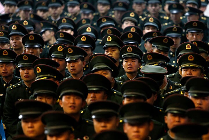 退役軍人の送別式に参加した人民解放軍の兵士（12年11月、杭州市）　REUTERS