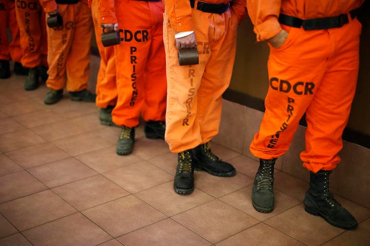 わざとコロナに感染しようとした受刑者は、どんな手を使ったのか（写真は、消防作業に駆り出されたカリフォルニアの受刑者たち）　Lucy Nicholson-REUTERS