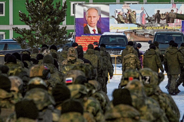 動員された予備役兵たちを見下ろすプーチンの写真（ロシア中部のオムスクで）　ALEXEY MALGAVKOｰREUTERS
