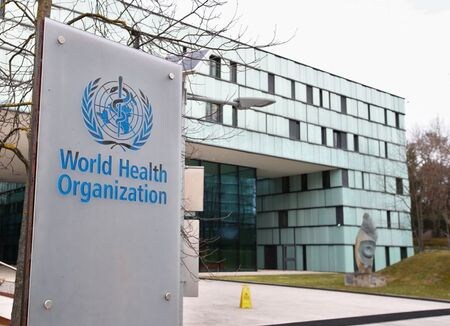 世界保健機関（ＷＨＯ）のテドロス事務局長は２４日、世界中の新型コロナウイルス感染者数が来週にも１０００万人に到達するとの見通しを示した。ジュネーブで２月撮影（２０１９年　ロイター/Denis Balibouse）