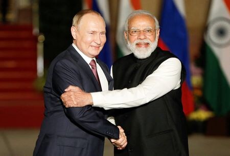 インド商工省のスブラマニヤム商務次官は２日、記者団に対し、今後２カ月でインドとロシア及びスリランカとの２カ国間貿易額が最大計９０億ドルに達するとの見通しを示した。写真はロシアのプーチン大統領（左）とインドのモディ首相。２０２１年１２月、ニューデリーで撮影（２０２２年　ロイター/Adnan Abidi）
