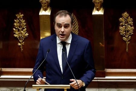 　フランスのルコルニュ首相に対する２件の不信任案は１６日、いずれも否決された。マクロン大統領が進めてきた年金制度改革を２０２７年の大統領選後まで停止すると約束し、社会党の支持を取り付けたことが奏功した。１６日撮影（２０２５年　ロイター／Benoit Tessier）