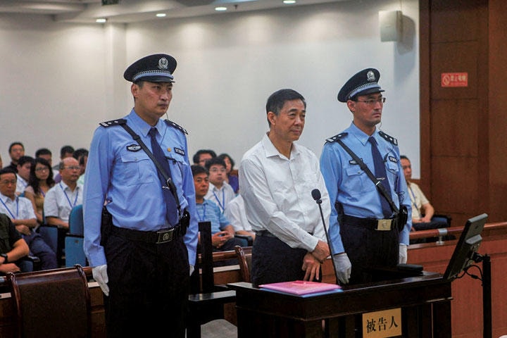 重慶市発展の功労者である薄煕来（中央）も汚職スキャンダルで失脚した（2013年撮影）　JINAN INTERMEDIATE PEOPLE\'S COURT-HANDOUT-REUTERS