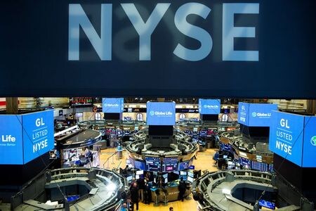 　１２月１６日、米国株式市場は最高値を更新して取引を終えた。米中貿易摩擦が緩和したほか、中国の経済指標が強い内容となり、投資家心理が改善した。ニューヨーク証券取引所で８月撮影（２０１９年　ロイター/Eduardo Munoz）