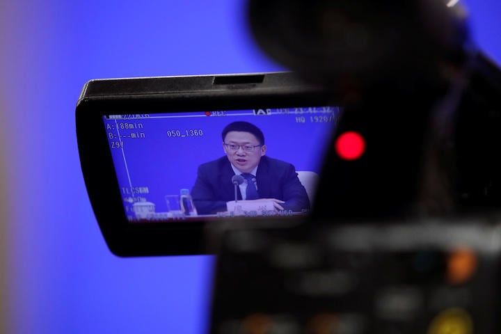 13日に北京で会見する財政副大臣の廖岷。重要な会見のはずなのに出席者はいずれも副大臣級ばかりだった　Jason Lee-REUTERS